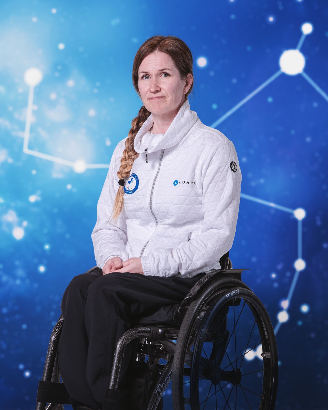 Maiju Laurila sinistä, piirrettyä tähtitaivasta vasten.